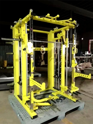 Allenatore funzionale per allenamenti in palestra concentrandosi sulla forma fisica completa 2.3*2*2.4m