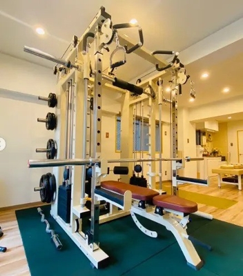 Macchina Smith multifunzionale per allenamento di forza in palestra a casa