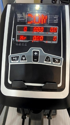 Macchina ellittica elettrica per allenamento cardiovascolare all'interno della casa