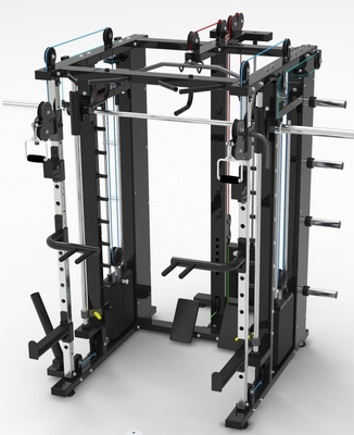 Allenamento di forza in palestra a casa con allenatore funzionale all-in-one e stack di peso da 3*80 kg