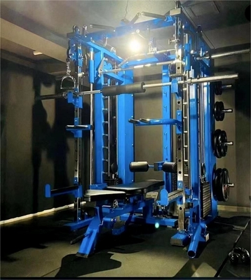 Allenamento di forza in palestra a casa con allenatore funzionale all-in-one e stack di peso da 3*80 kg