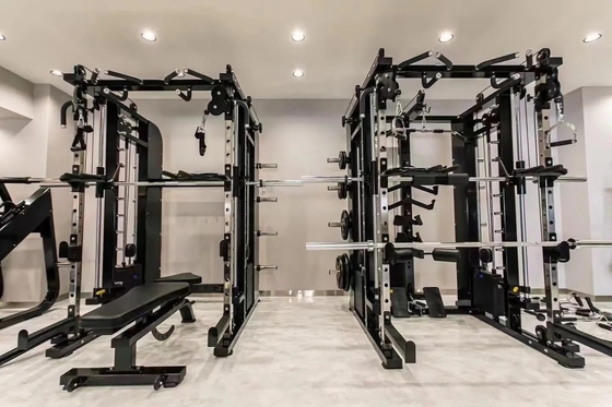 Allenamento di forza in palestra a casa con allenatore funzionale all-in-one e stack di peso da 3*80 kg
