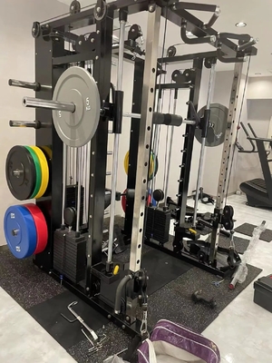 Allenamento di forza in palestra a casa con allenatore funzionale all-in-one e stack di peso da 3*80 kg