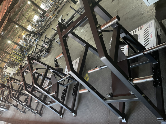 Scopri i vantaggi della cintura squat machine per gli esercizi di spinta dell'anca e del glute