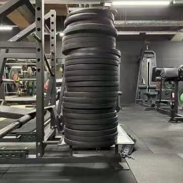 Scopri i vantaggi della cintura squat machine per gli esercizi di spinta dell'anca e del glute