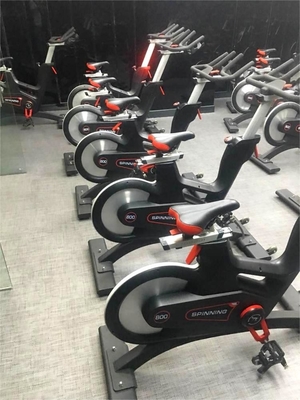 Peso del volante 13/15kg Indoor Spinning Bike per fitness commerciale e allenamento cardiovascolare
