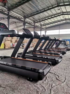 Corridoio elettrico a velocità regolabile per allenamento cardiovascolare in palestra commerciale