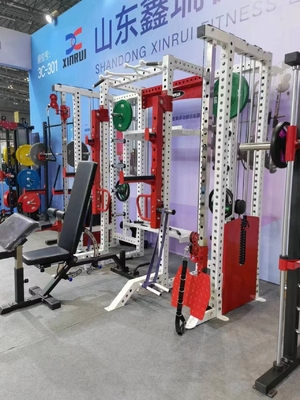 Smith e Squat Rack multifunzione per esercizi di palestra con scelta di peso regolabile