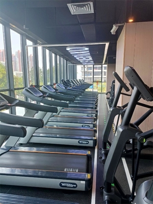 Disponibile un tapis roulant a schermo tattile per allenamenti cardiovascolari commerciali
