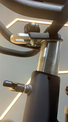 Superficie del pavimento 0,8 Indoor Spin Cycling Bike per esercizi aerobici a casa e commerciale