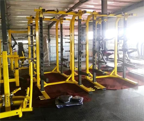 Esercizi di allenamento di forza con accessori per palestra