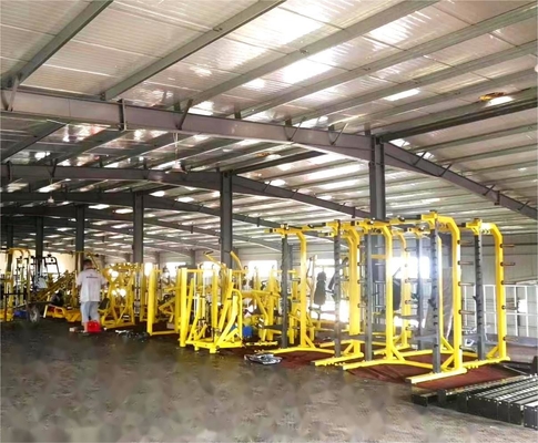 Esercizi di allenamento di forza con accessori per palestra