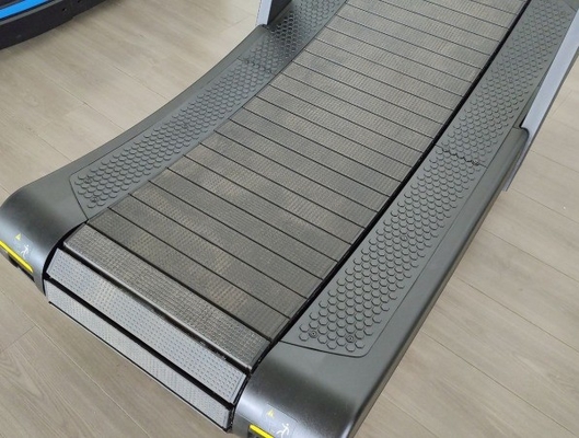Tapis roulant curvo per allenamento cardio auto-generatore e massimo peso dell'utente 200 kg