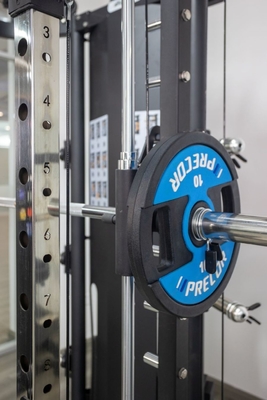 Logo Disponibile all'interno di una palestra per allenamento di forza
