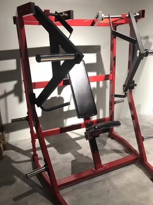 L' allenamento della forza è più facile con il sedile a declino isolato a carico di una compressa toracica.