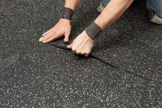 Piastrelle di gomma antiscivolo per pavimenti per palestra domestica 500*500/1000*1000 in colore nero