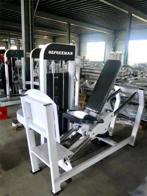 Utilizzando seduta Leg Press Machine Steel Pin Selezione di carico per l'allenamento di forza fisica