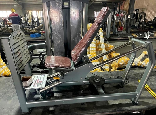 Utilizzo della macchina per la pressione delle gambe seduta per l'allenamento di forza attrezzature di fitness bodybuilding