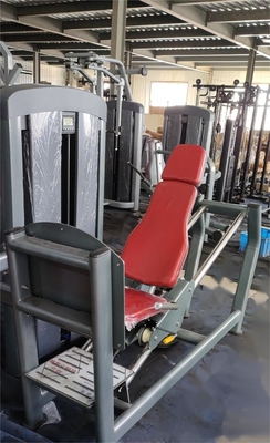 Utilizzo della macchina per la pressione delle gambe seduta per l'allenamento di forza attrezzature di fitness bodybuilding