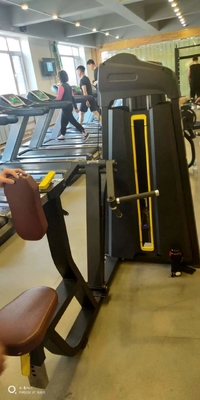 L'allenamento di forza commerciale è diventato facile con una macchina con una capacità di 194 kg in fila posteriore.