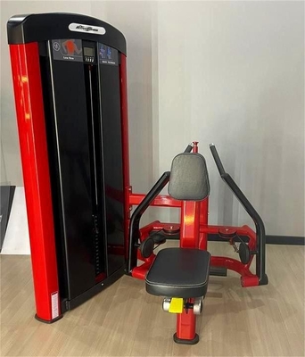 Esercitare efficacemente i muscoli delle articolazioni del braccio e dell'anca con attrezzature per palestra regolabili